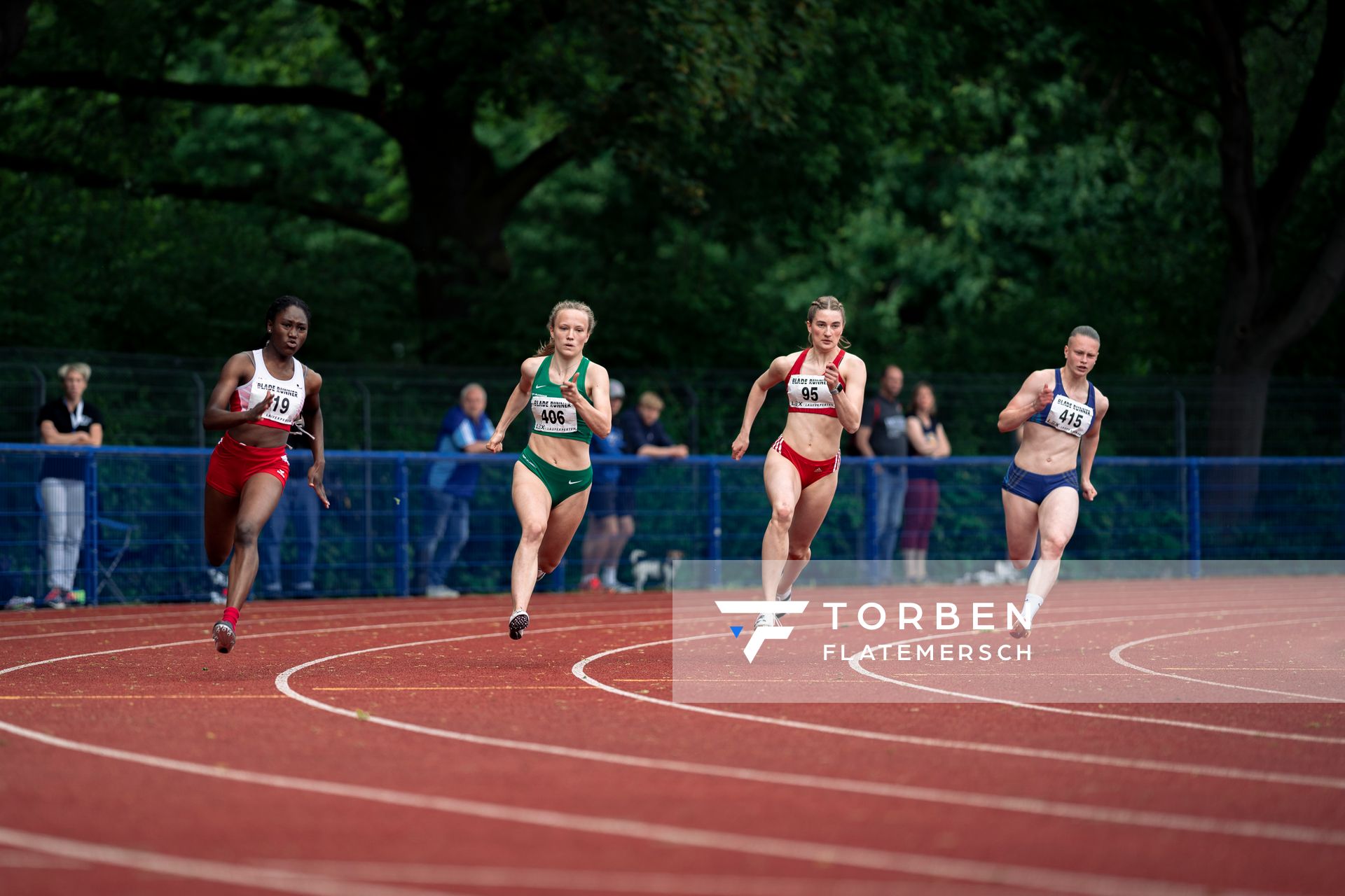 Chelsea Kadiri (Sportclub Magdeburg), Nele Jaworski (VfL Wolfsburg), Line Schroeder (Hamburger SV) und Michelle Raedler (SG Motor Gohlis-Nord Leipzig e. V.)  ueber 200m am 14.05.2022 beim Nationalen Leichtathletik-Meeting im Erika-Fisch-Stadion in Hannover
